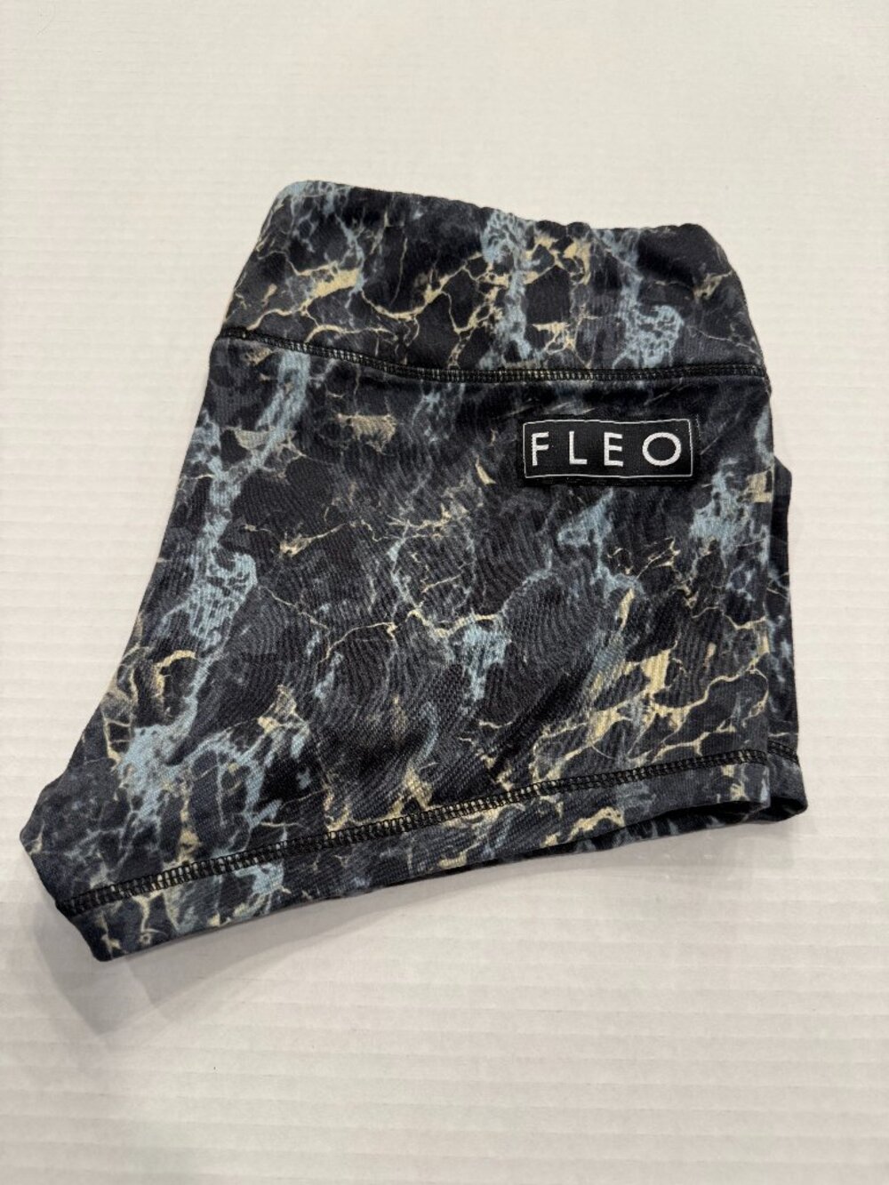 FLEO Black & Gold Marble Shorts | 2.5" Inseam | Size Large | EUC